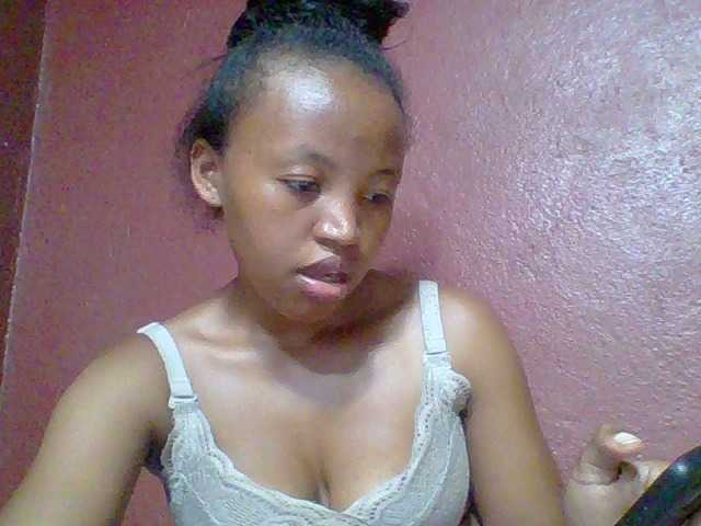 Live sex webcam photo for Arisoah #277401933