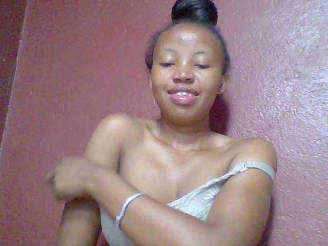 Live sex webcam photo for Arisoah #277405390