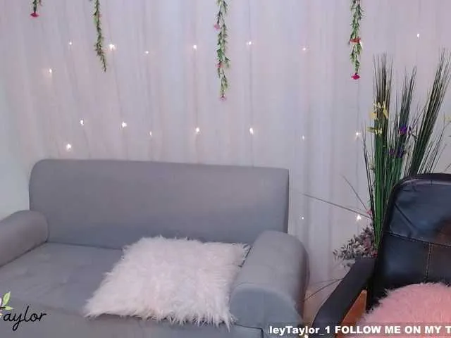 Live sex webcam photo for AshleyTaylor1 #271724227