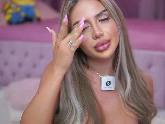 Live sex webcam photo for AshleysinnX #291737459