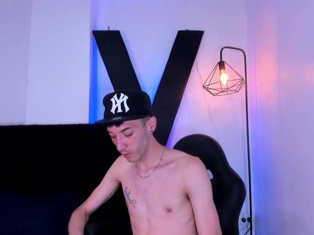 Live sex webcam photo for AshtonMyers #291367797
