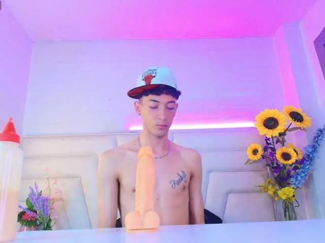 Live sex webcam photo for AshtonMyers #292457907