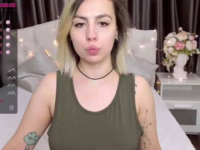 Live sex webcam photo for AurikaDerins #273489267