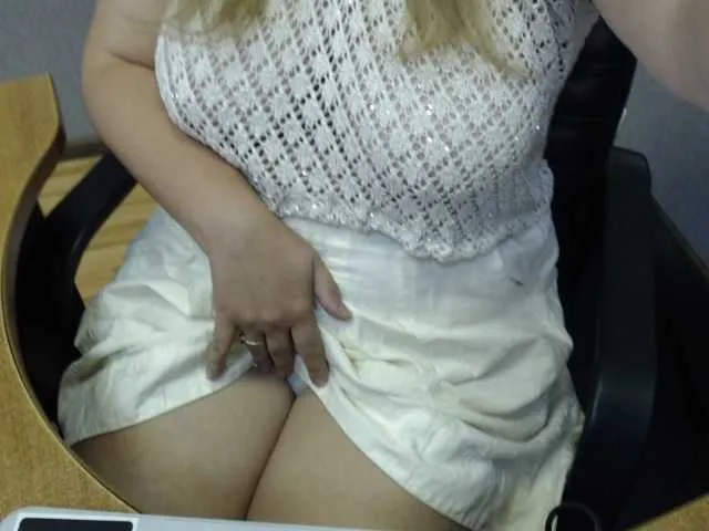 Live sex webcam photo for AvaQueen #294036167