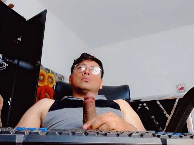 Live sex webcam photo for AxelChang #276874126