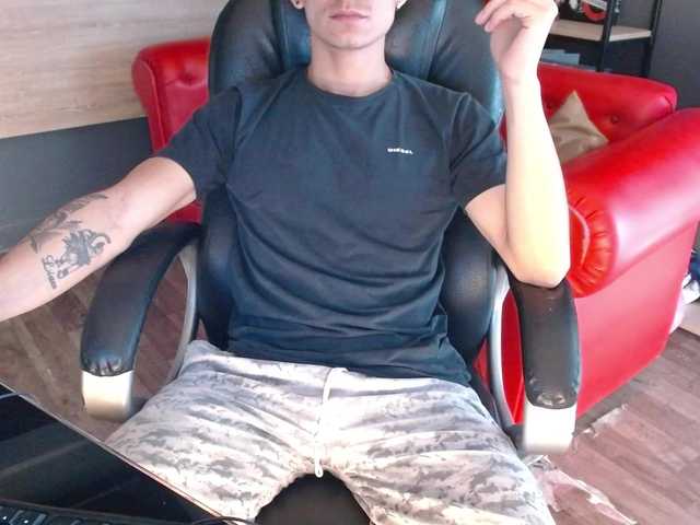 Live sex webcam photo for AxelMorries #276997376