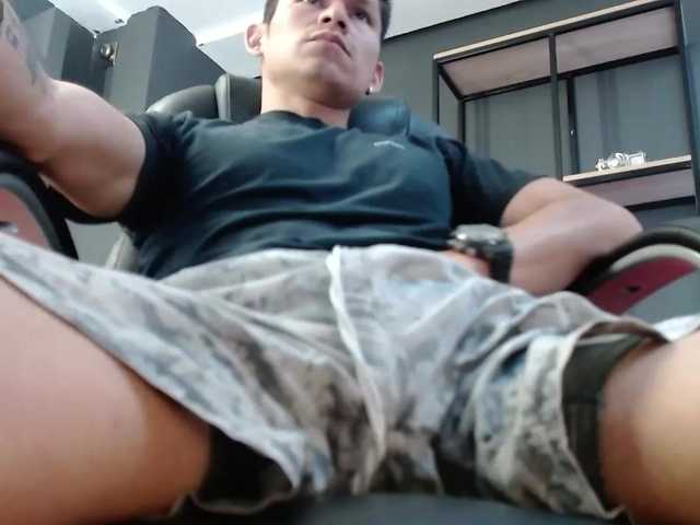 Live sex webcam photo for AxelMorries #277034341