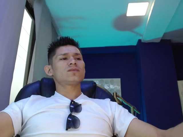 Live sex webcam photo for AxelMorries #277098412