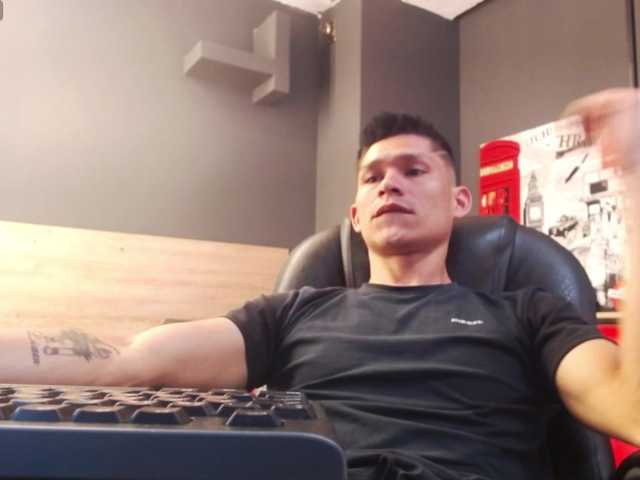 Live sex webcam photo for AxelMorries #277194342