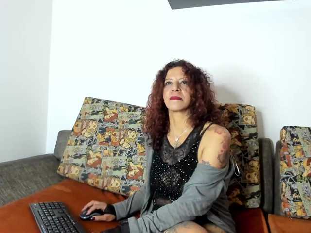 Live sex webcam photo for AxxyMilf #276598325