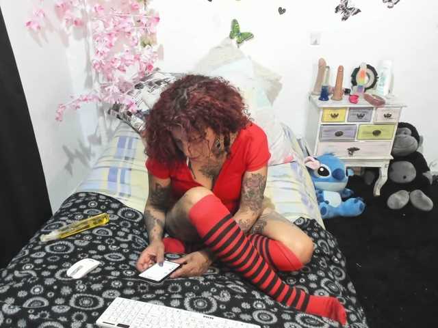 Live sex webcam photo for AxxyMilf #290570932