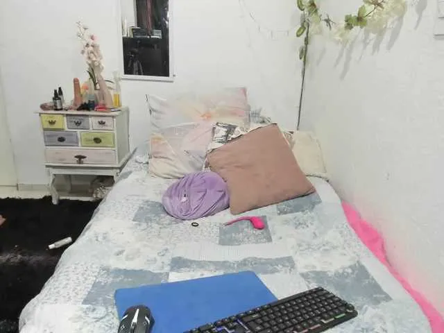 Live sex webcam photo for AxxyMilf #290890246