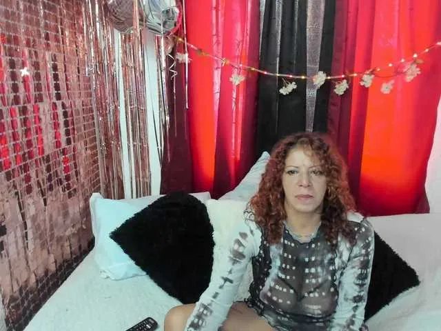 Live sex webcam photo for AxxyMilf #291778529