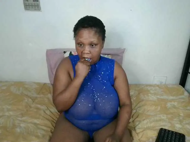 Live sex webcam photo for BIGTITTISXX #290845107