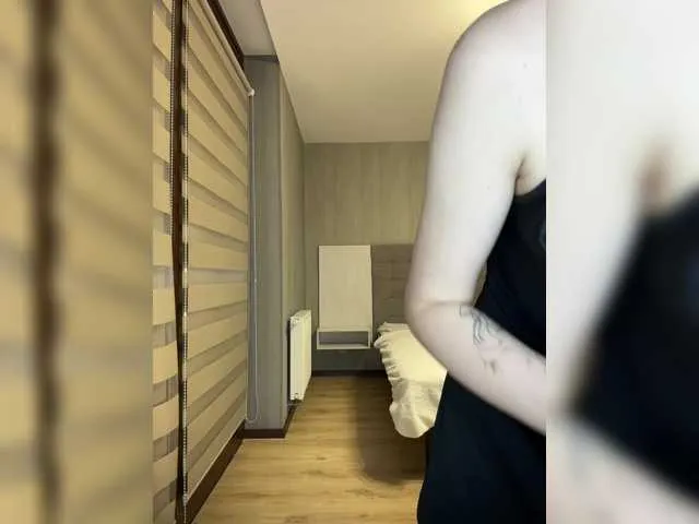 Live sex webcam photo for BabyDarii #292364417