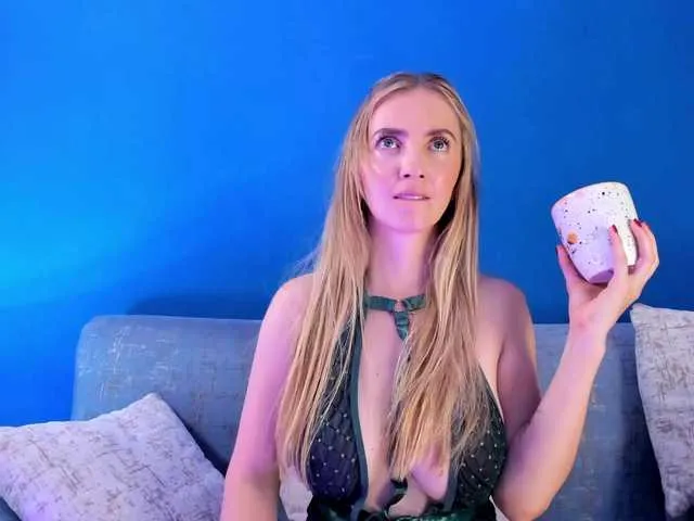 Live sex webcam photo for BellaMarieX #291755343