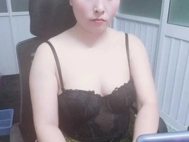 Live sex webcam photo for Benahot69 #289844879
