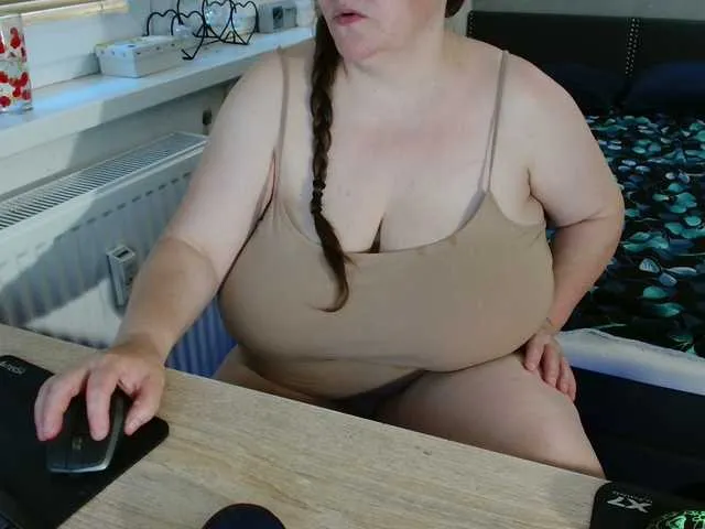 Live sex webcam photo for Bessy123 #291333591