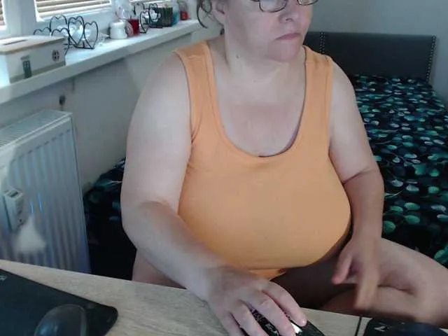 Live sex webcam photo for Bessy123 #291505406