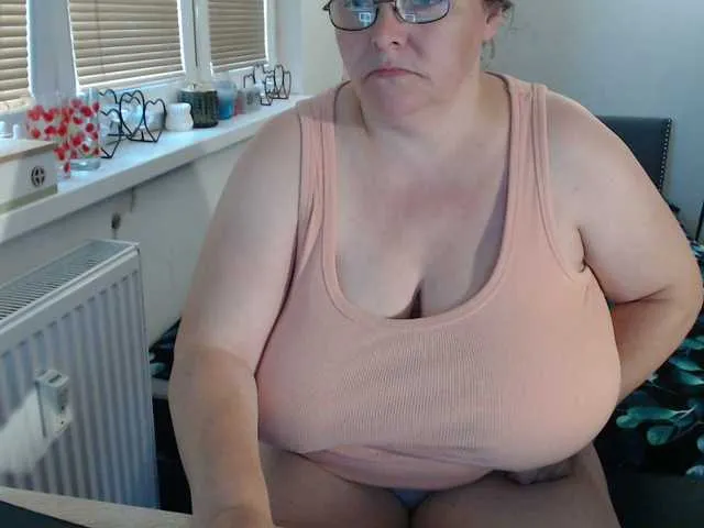 Live sex webcam photo for Bessy123 #291744671