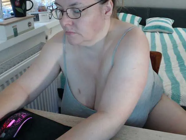 Live sex webcam photo for Bessy123 #292408206