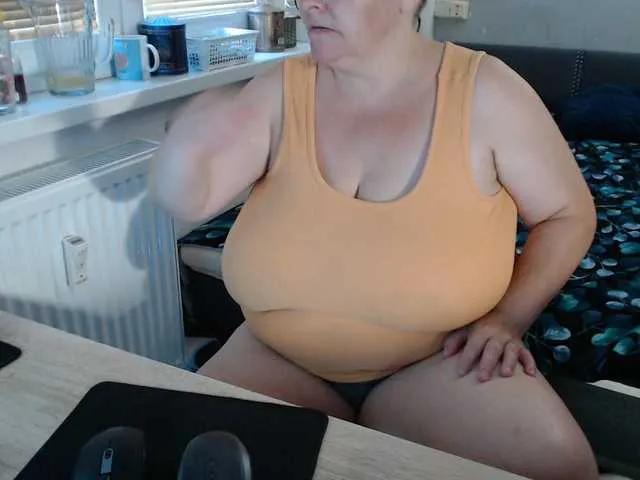 Live sex webcam photo for Bessy123 #293998020