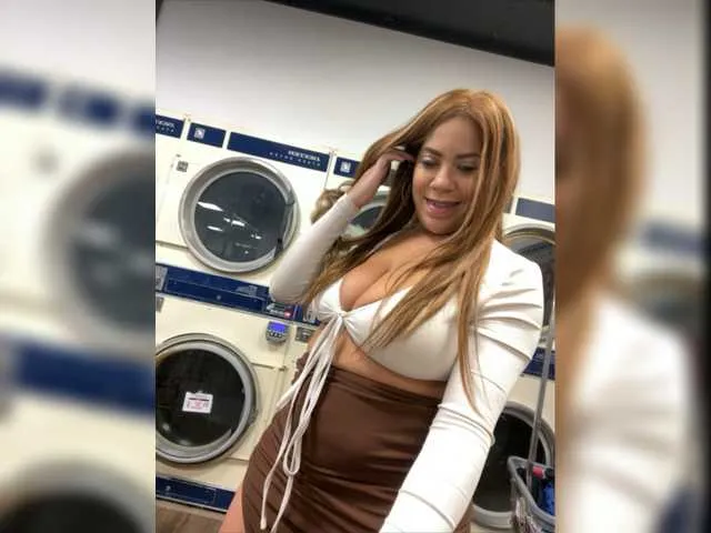 Live sex webcam photo for BigBoootyBK #276886302