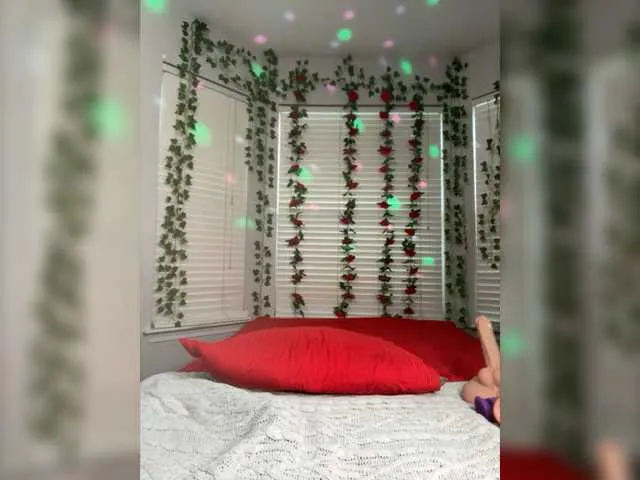 Live sex webcam photo for BigButtSarena #277955607