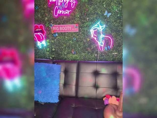 Live sex webcam photo for BigButtSarena #290175578