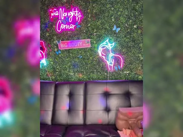 Live sex webcam photo for BigButtSarena #290240259