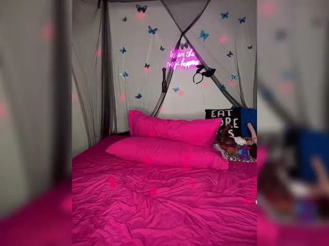 Live sex webcam photo for BigButtSarena #290285482