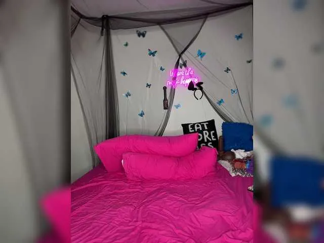 Live sex webcam photo for BigButtSarena #290290721