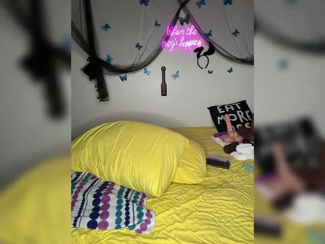 Live sex webcam photo for BigButtSarena #290423252