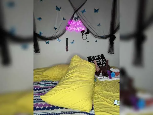 Live sex webcam photo for BigButtSarena #290424841