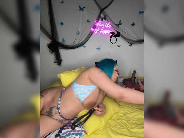 Live sex webcam photo for BigButtSarena #290467369