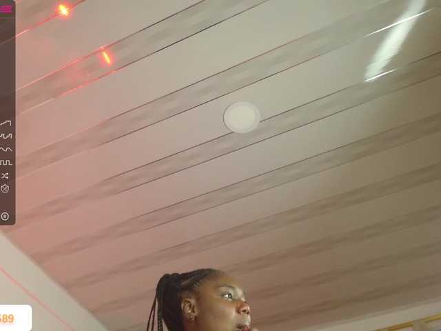 Live sex webcam photo for BigHotBrunette #275939127