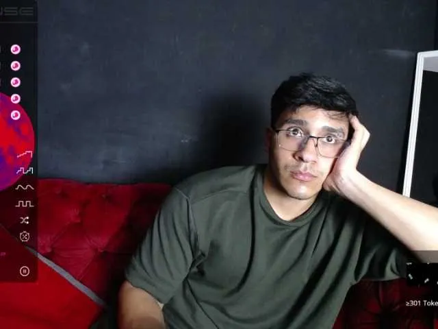 Live sex webcam photo for BigSinatra #275635282