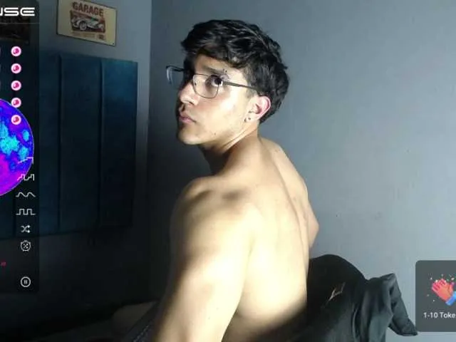 Live sex webcam photo for BigSinatra #275702127