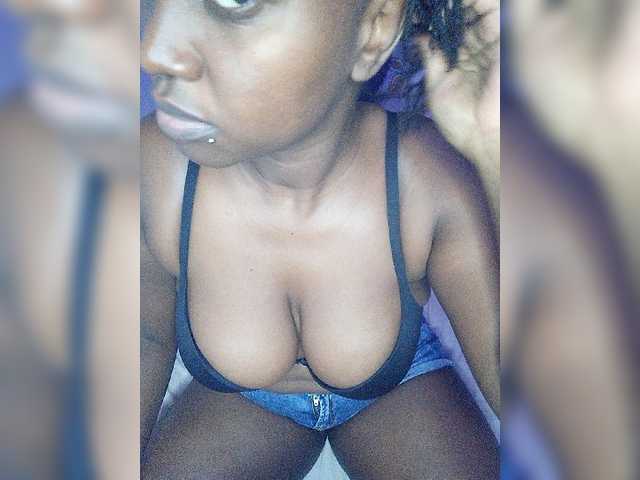 Live sex webcam photo for Bigbooooies #277611882