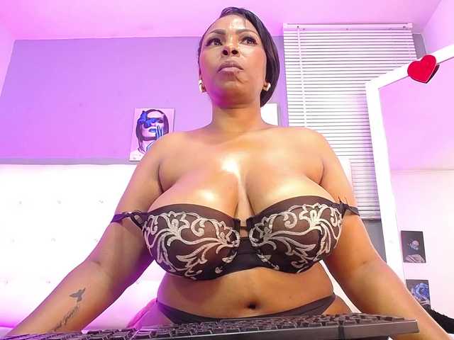 Live sex webcam photo for Bigbootymia #290030665