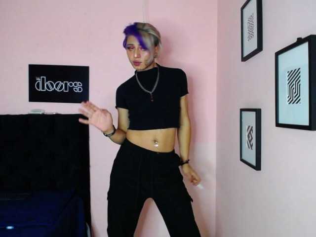 Live sex webcam photo for Biggle33 #273559021