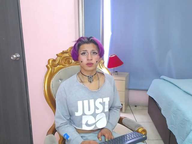 Live sex webcam photo for Biggle33 #273993572