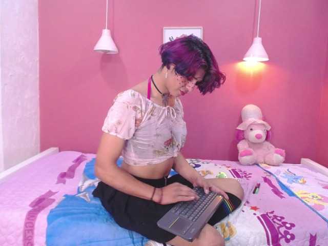 Live sex webcam photo for Biggle33 #274218792