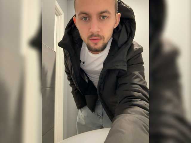 Live sex webcam photo for Bigleg22 #276734358