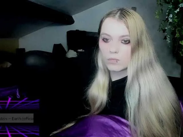 Live sex webcam photo for Blacklimoon #273679248