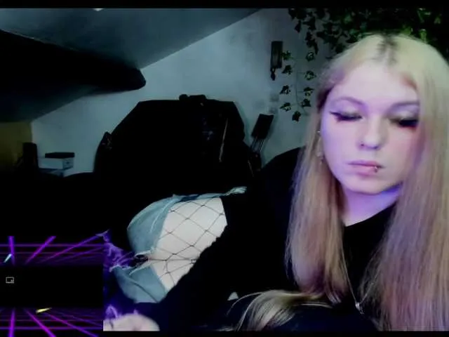 Live sex webcam photo for Blacklimoon #275635242