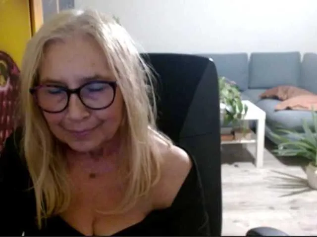 Live sex webcam photo for BlondeSofia #291934742