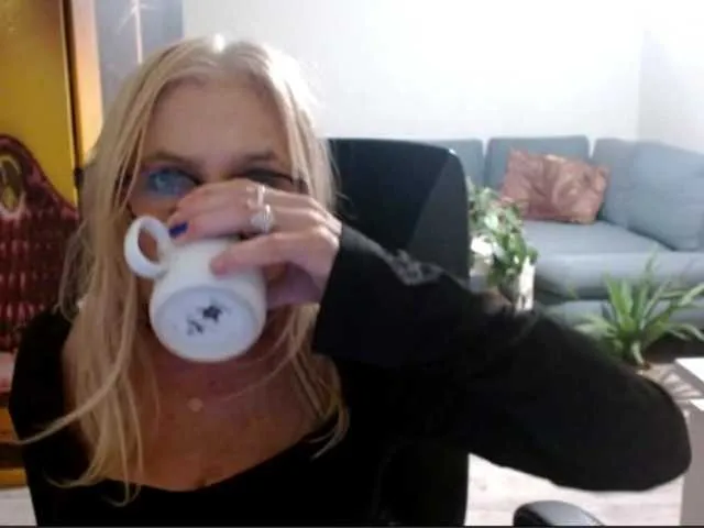 Live sex webcam photo for BlondeSofia #291941962
