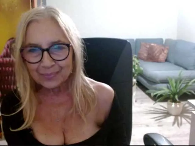 Live sex webcam photo for BlondeSofia #291949405