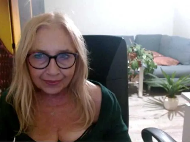 Live sex webcam photo for BlondeSofia #292050274